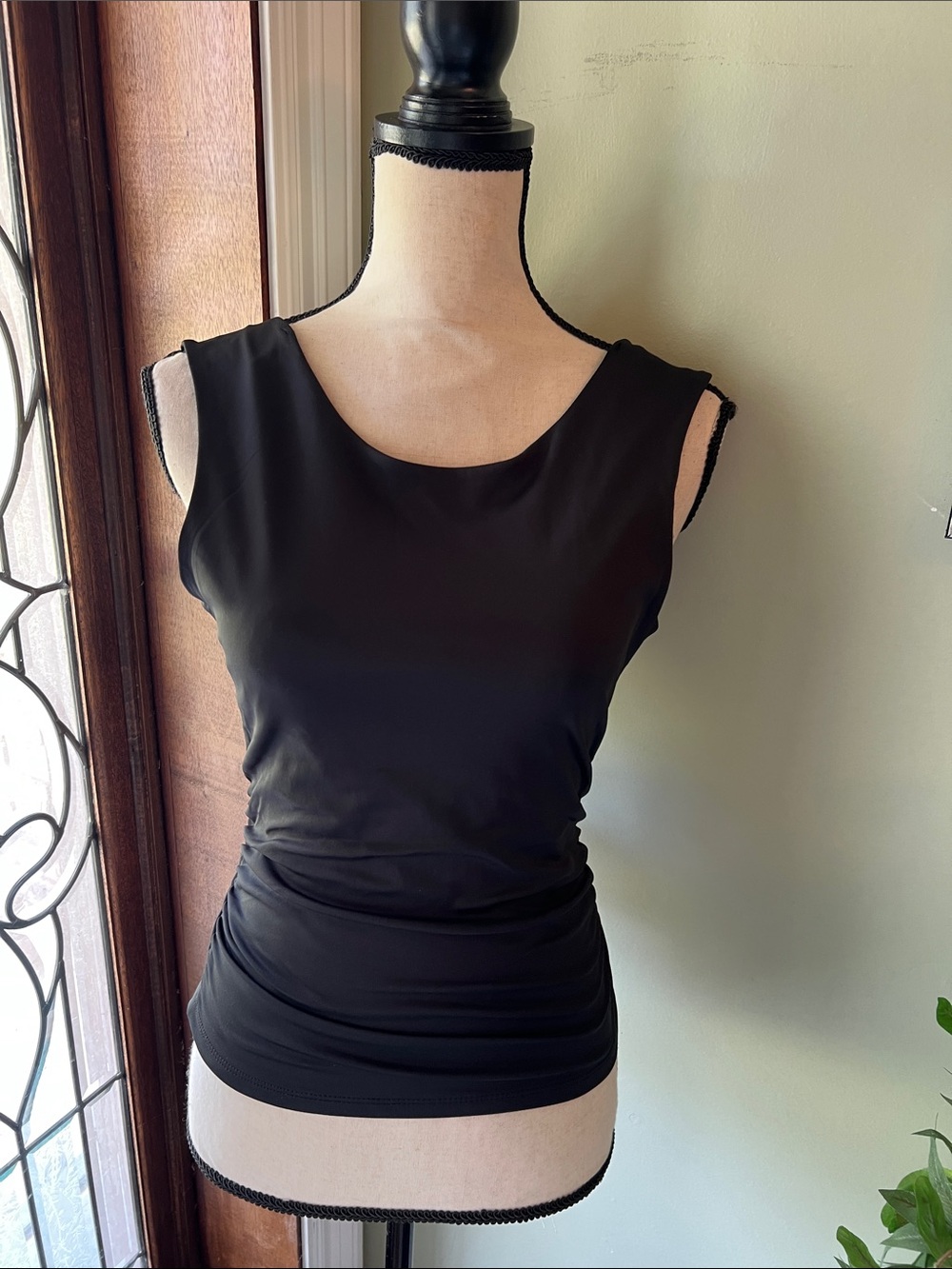 Sleek Black Women's Sleeveless Ruched Tank Top - Picture 2 of 9